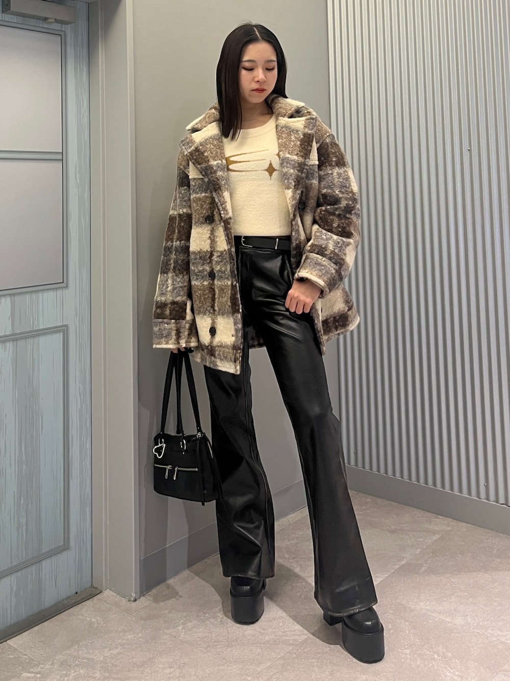 ブラック系のその他パンツ、シルバー系のブーツ、ブラック系のショルダーバッグを着用したレディースの秋コーディネートの1枚目の写真