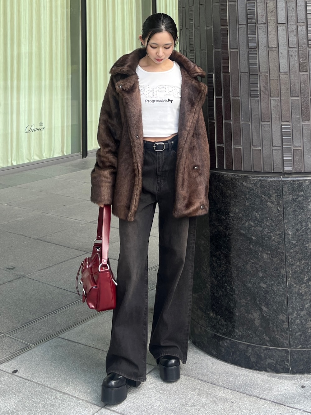 ブラウン系のその他アウター、ホワイト系のTシャツ/カットソー、ブラック系のデニムパンツを着用したレディースの秋コーディネートの1枚目の写真
