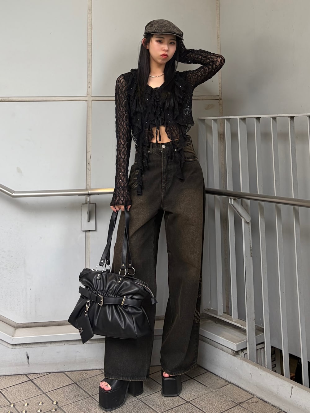 ブラック系のTシャツ/カットソー、ブラック系のキャミソール、ブラック系のデニムパンツを着用したレディースの春コーディネートの1枚目の写真