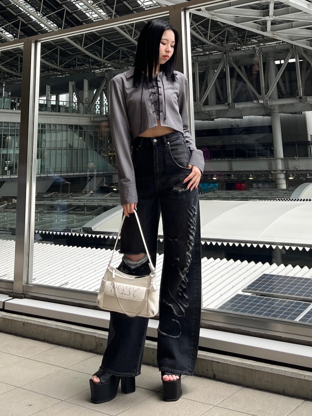 グレー系のシャツ/ブラウス、ブラック系のデニムパンツ、ブラック系のサンダルを着用したレディースの春コーディネートの1枚目の写真