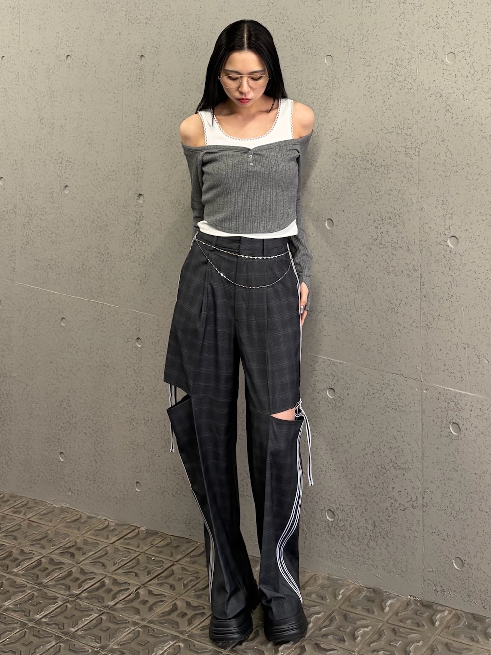 グレー系のTシャツ/カットソー、グレー系のその他パンツ、ブラック系のローファーを着用したレディースの春コーディネートの1枚目の写真