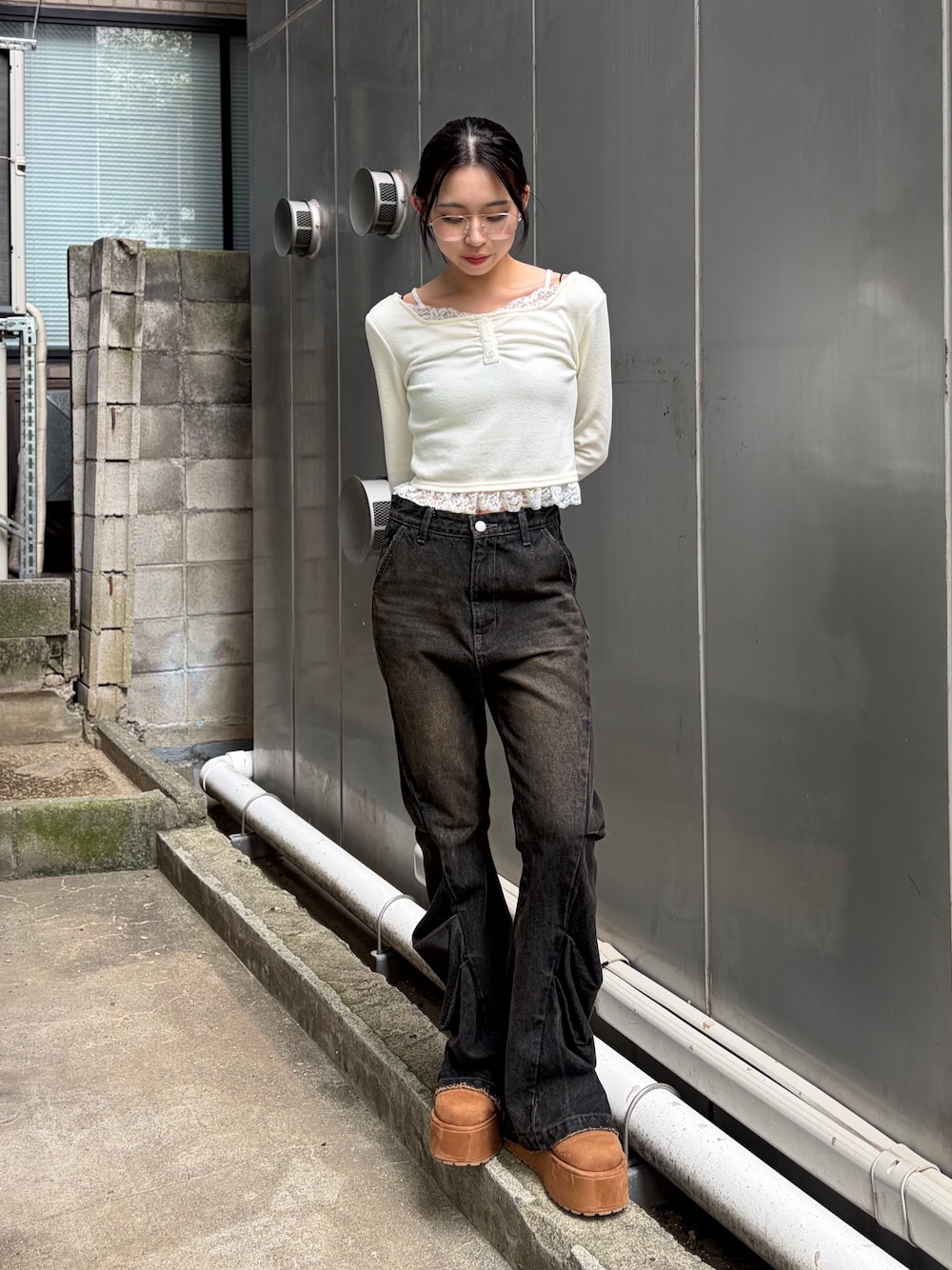 ホワイト系のTシャツ/カットソー、ブラック系のデニムパンツ、イエロー系のスリッポンを着用したレディースの秋コーディネートの1枚目の写真