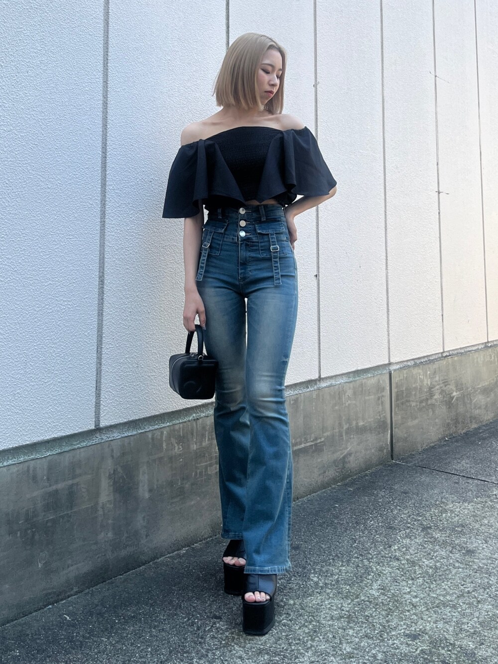 ブラック系のTシャツ/カットソー、ブルー系のデニムパンツ、ブラック系のハンドバッグを着用したレディースの夏コーディネートの1枚目の写真