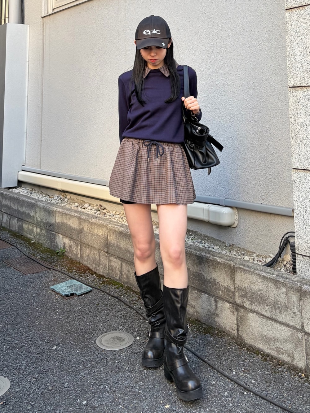 ブルー系のシャツ/ブラウス、ブラック系のブーツ、ブラック系のトートバッグを着用したレディースの冬コーディネートの1枚目の写真