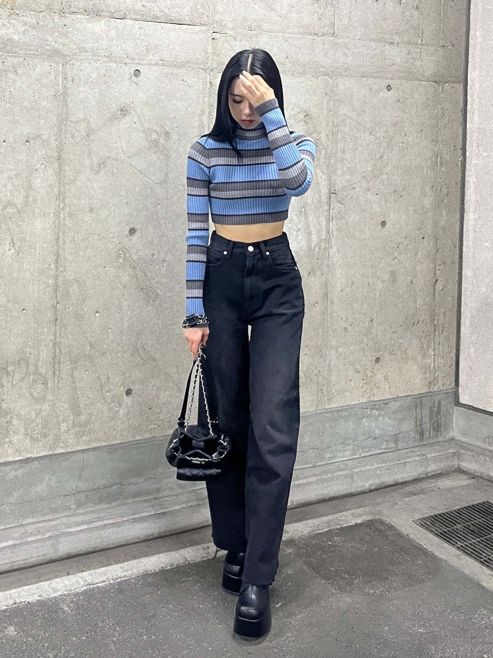 その他のニット/セーター、ブラック系のデニムパンツ、ブラック系のバックパック/リュックを着用したレディースの秋コーディネートの1枚目の写真