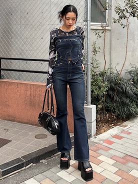 「EMODA（エモダ）のワイドボストンベルトショルダーバッグ（ハンドバッグ、ブラック系）」を使った、与口令央奈さん（レディース・160cm）の春コーディネート