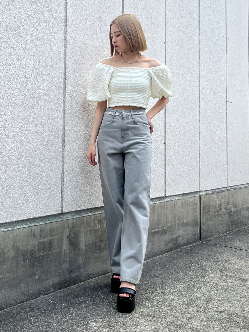 ホワイト系のTシャツ/カットソー、グレー系のデニムパンツ、ブラック系のサンダルを着用したレディースの夏コーディネートの1枚目の写真