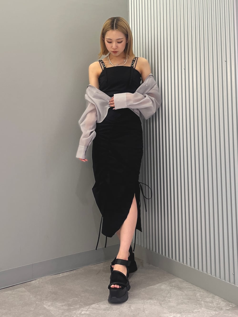 グレー系のシャツ/ブラウス、ブラック系のワンピース、ブラック系のサンダルを着用したレディースの春コーディネートの1枚目の写真