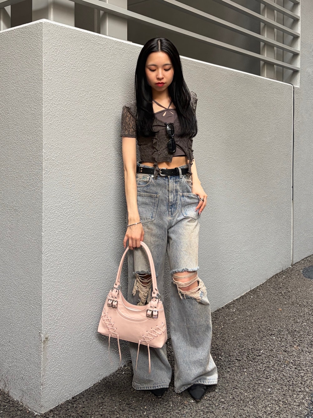 ピンク系のショルダーバッグ、ブルー系のデニムパンツ、グレー系のTシャツ/カットソーを着用したレディースの夏コーディネートの1枚目の写真