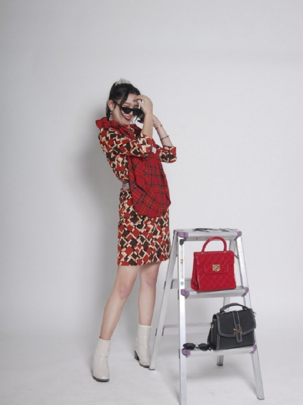 レッド系のシャツワンピースを着用したレディースの春コーディネートの1枚目の写真