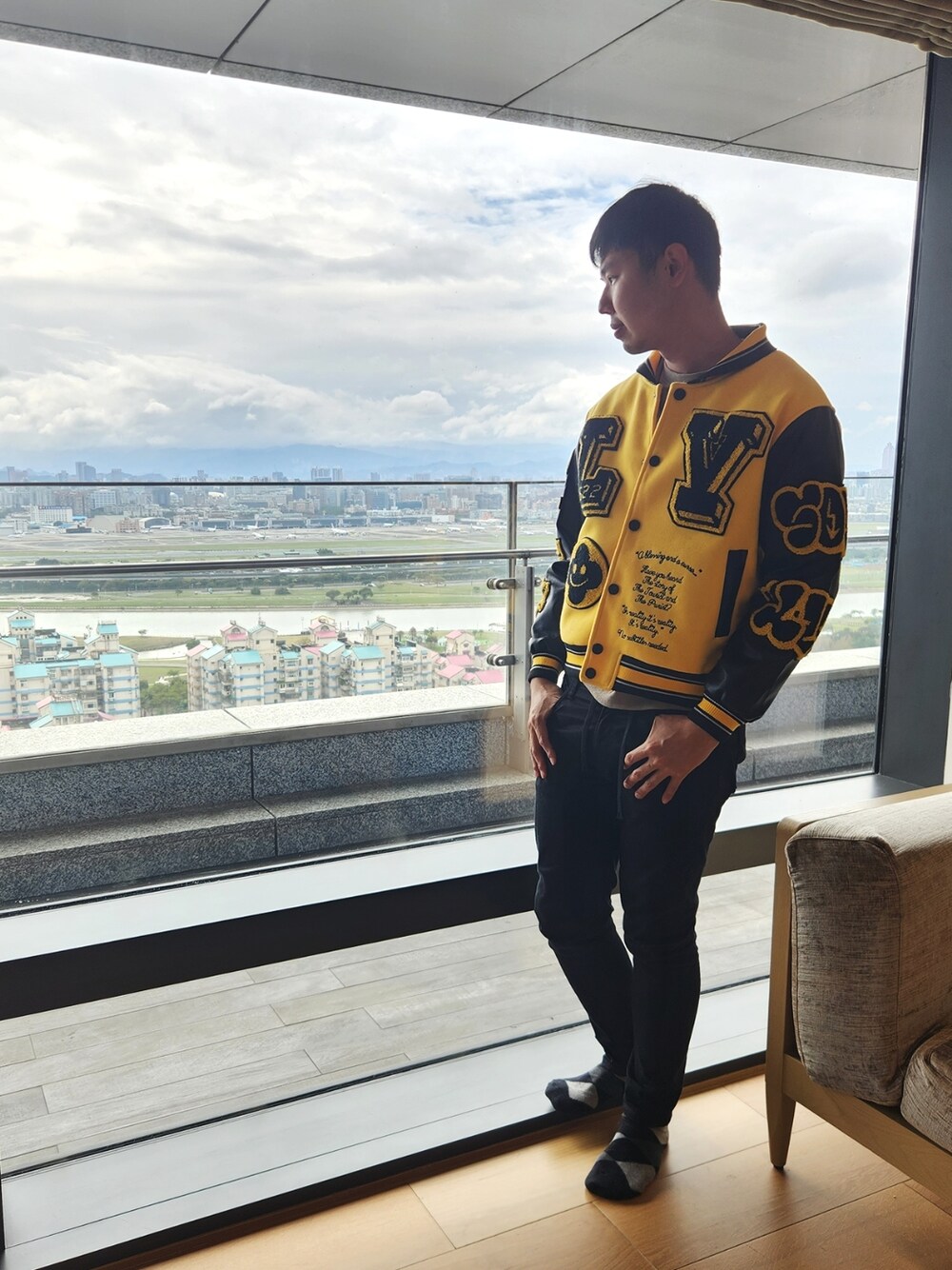「休閒」｜「LOUIS VUITTONのアイテム（ノーカラージャケット、イエロー系）」を使った、ElioChiangさん（メンズ・180cm）の春コーディネートの1枚目の写真