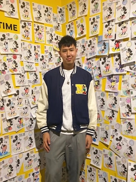 「plain-me（プレインミー）のアイテム（スタジャン）」を使った、ElioChiangさん（メンズ・180cm）の春コーディネート