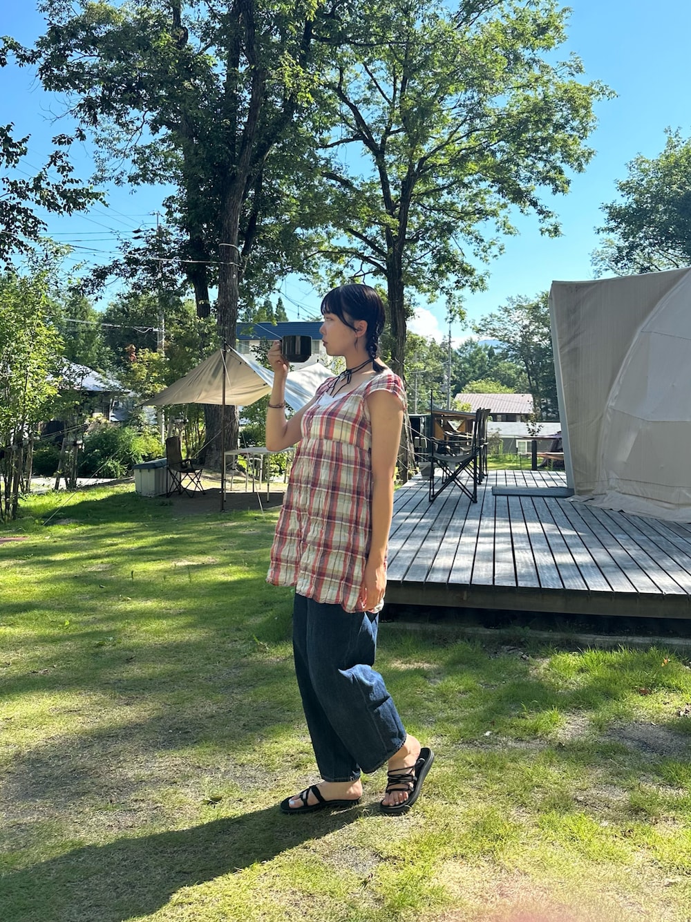 「チェック、ootd、デニムパンツ、チュニックブラウス、赤チェック、自然、カジュアルガーリー」｜「TevaのTeva Voya Infinity 1019622（サンダル、ブラック系）」を使った、𝐊𝐨𝐧𝐨𝐦𝐢さん（骨格ストレート・レディース・153cm）の秋コーディネートの1枚目の写真