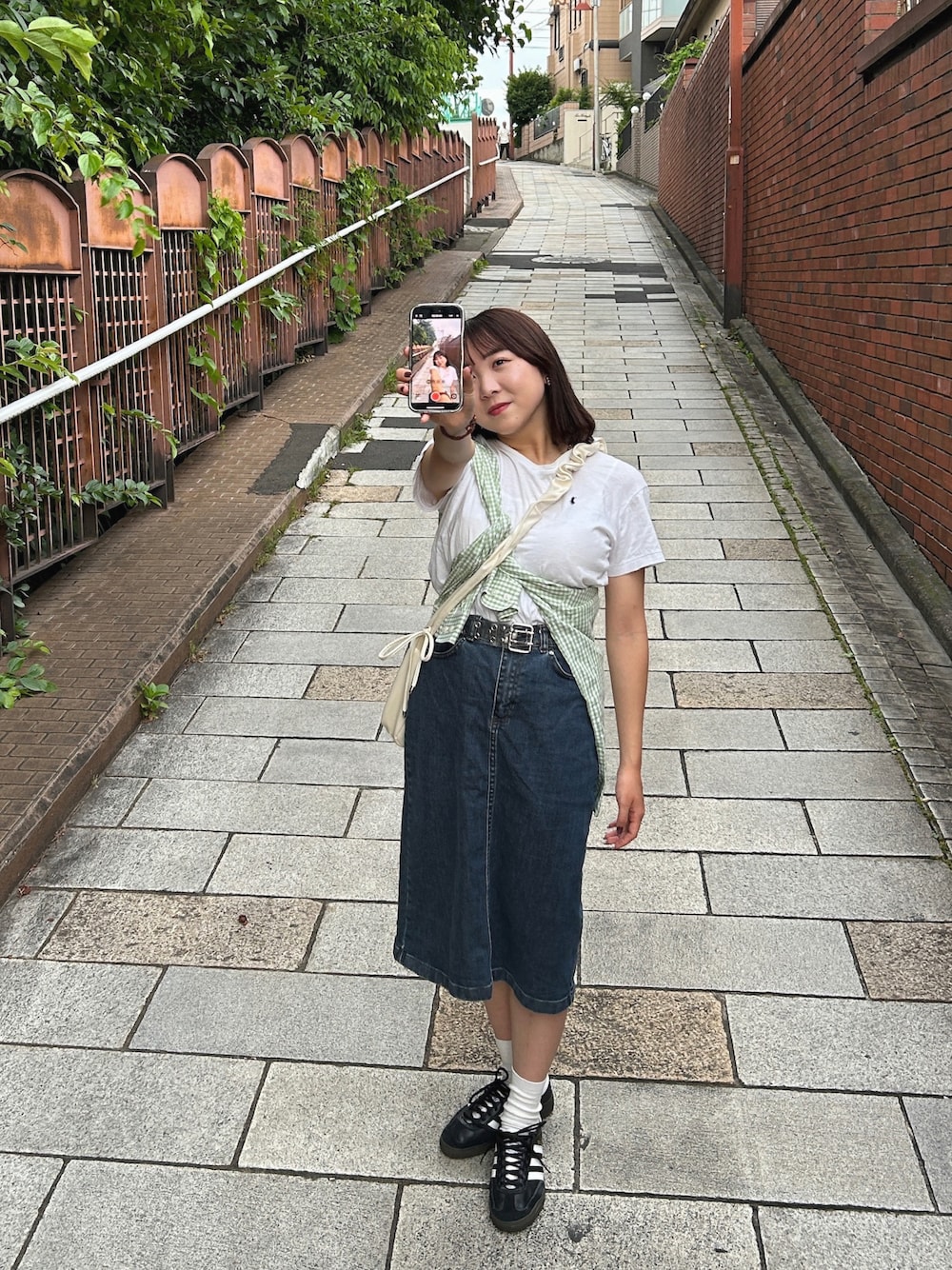 「ラルフローレン、LLbean、マックスマーラ、カジュアルコーデ、夏コーデ、たすきがけ、ギンガムチェック、デニムスカート」｜「adidasのadidas/アディダス Handball Spezial Shoes/アディダス ハンドボール スペツィアル（スニーカー、ブラック系）」を使った、𝐊𝐨𝐧𝐨𝐦𝐢さん（骨格ストレート・レディース・153cm）の夏コーディネートの1枚目の写真