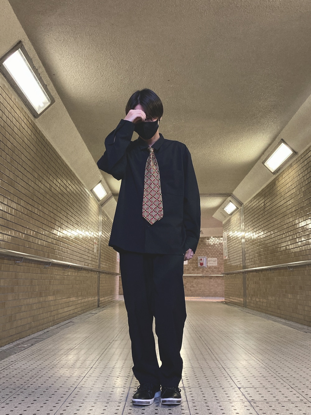 ブラック系のパンツ、ブラック系のシャツ/ブラウス、その他のネクタイを着用したメンズの秋コーディネートの1枚目の写真