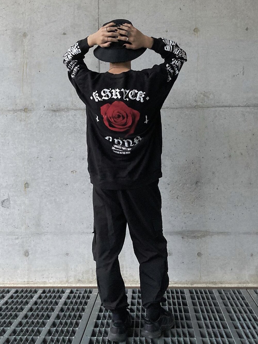 ブラック系のトップス、ブラック系のカーゴパンツ、ブラック系のスニーカーを着用したメンズの秋コーディネートの1枚目の写真