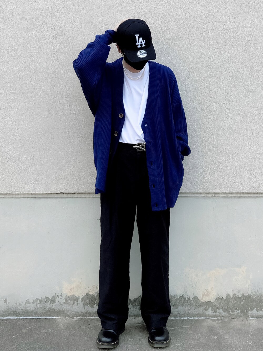 ブルー系のカーディガン/ボレロ、ブラック系のドレスシューズ、ブラック系のベルトを着用したメンズの冬コーディネートの1枚目の写真