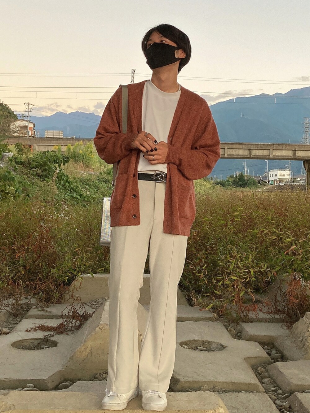 その他のカーディガン/ボレロ、ホワイト系のTシャツ/カットソー、その他のパンツを着用したメンズの秋コーディネートの1枚目の写真