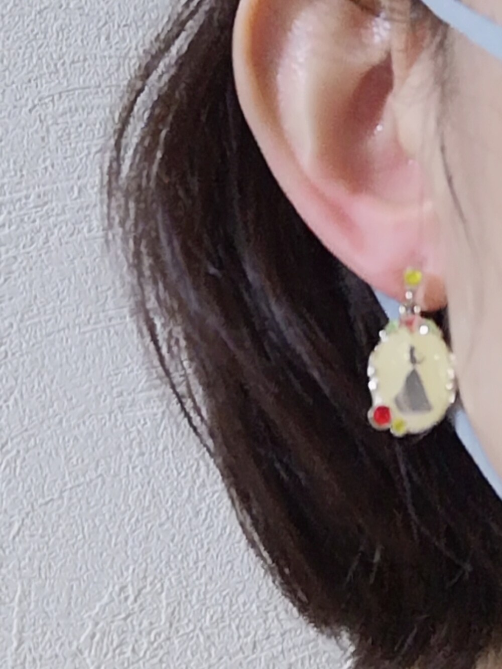 ブラック系のバレエシューズ、ブルー系のデニムパンツ、ブラウン系のハンドバッグを着用したレディースの春コーディネートの2枚目の写真