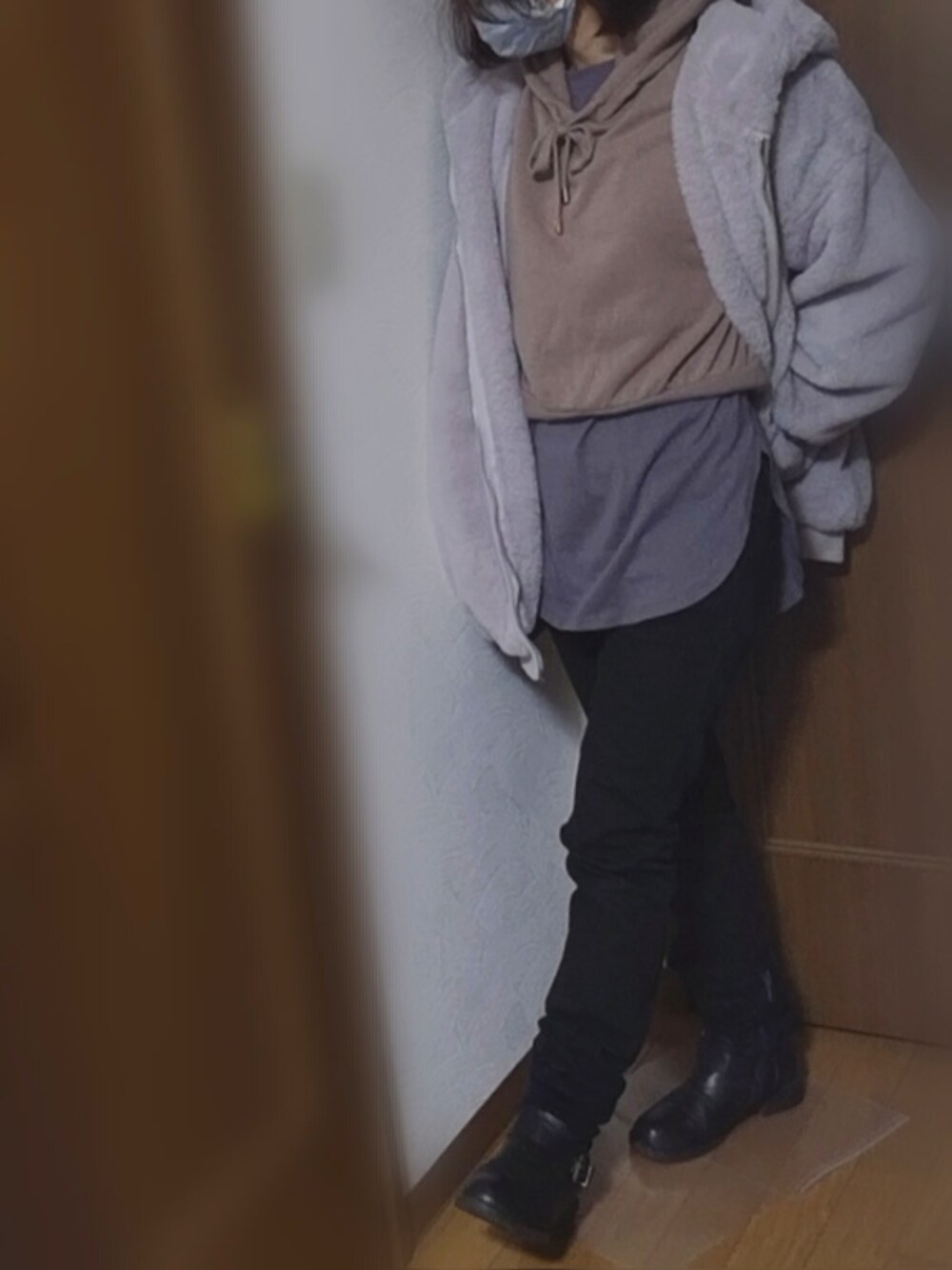ブラック系のデニムパンツ、ブルー系のブーツ、ブラウン系のパーカーを着用したレディースの春コーディネートの1枚目の写真