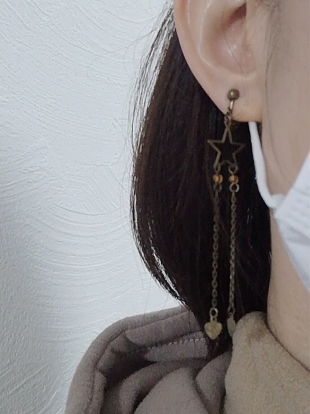 ブラウン系のブーツ、ブラウン系のスカート、ブラウン系のパーカーを着用したレディースの冬コーディネートの2枚目の写真