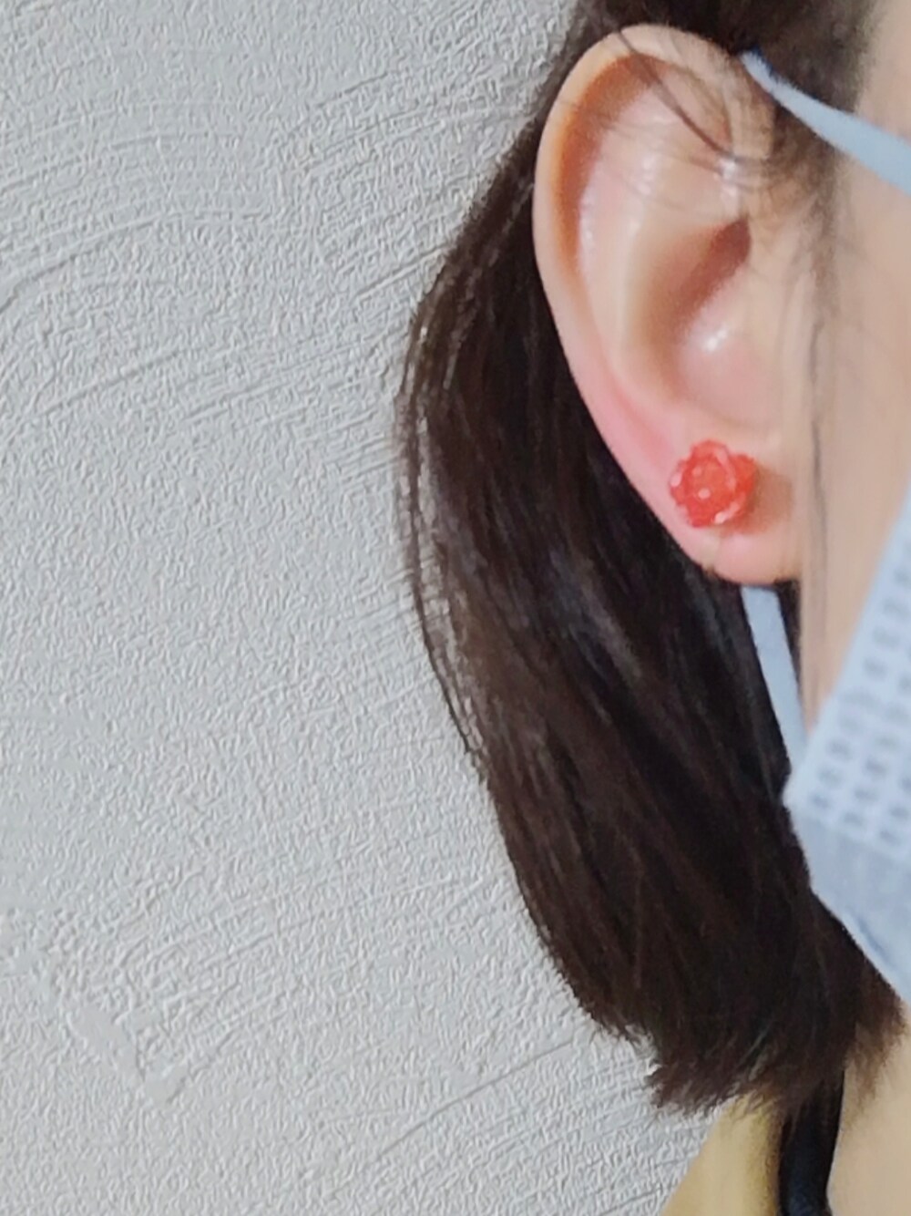 ブラウン系のブーツ、ブルー系のデニムパンツ、ベージュ系のニット/セーターを着用したレディースの春コーディネートの2枚目の写真