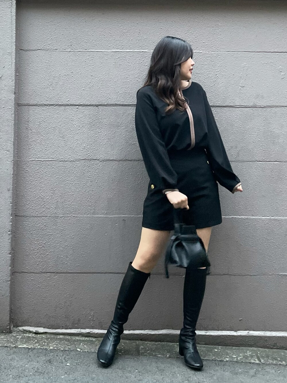 「toccocloset、tocco、トッコクローゼット、ブラウス、ショートパンツ、ロングブーツ、ブラック、ブラックコーデ」｜「tocco closetの【ZOZO限定】Ｖ字スリットネック配色ブラウス（シャツ/ブラウス、ブラック系）」を使った、Risaさん（レディース・160cm）の冬コーディネートの1枚目の写真
