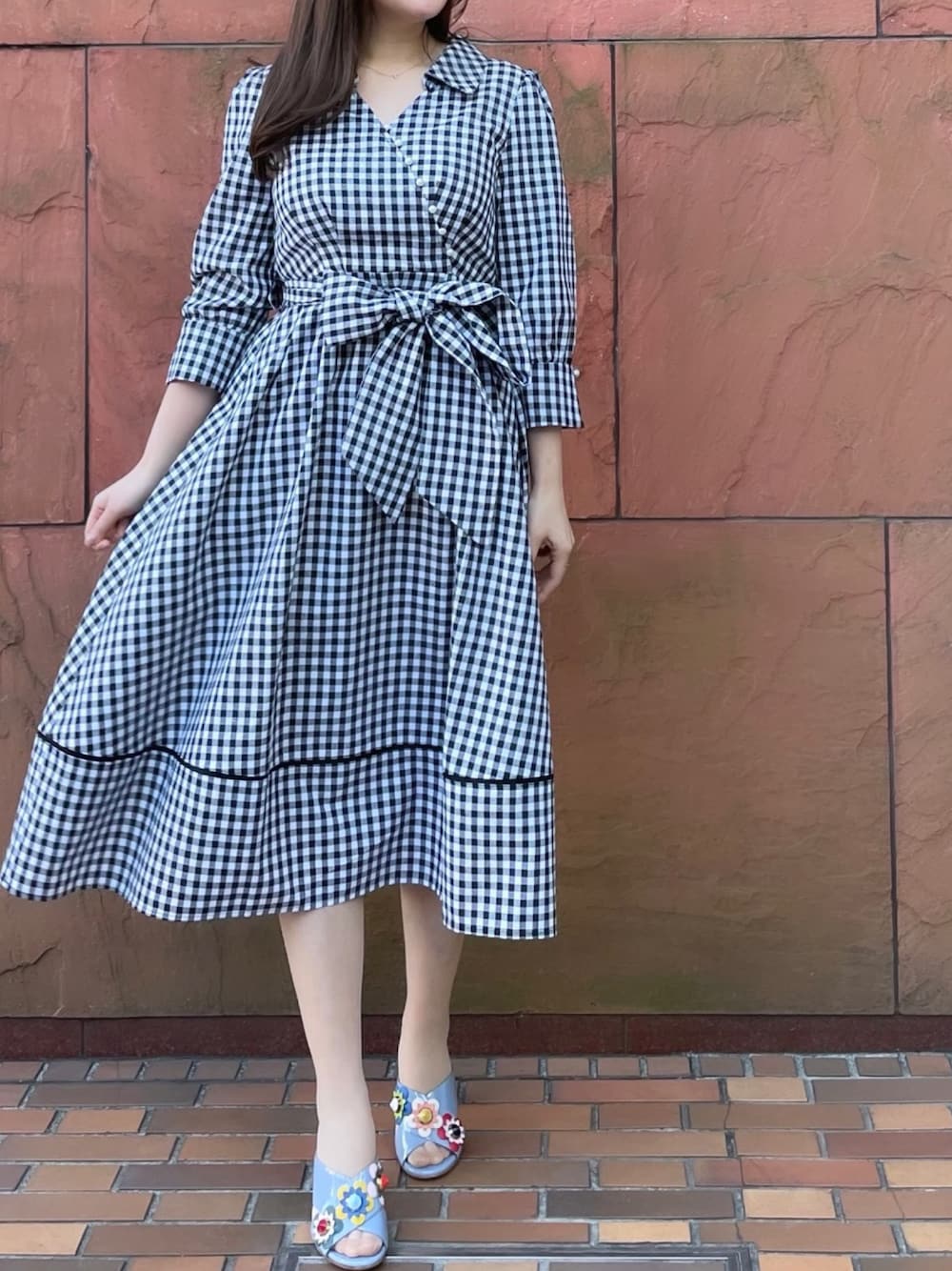 「toccocloset、tocco、キレイめ、トッコクローゼット、toccoclosetluxe、ギンガムチェック、ワンピース、ギンガムチェックワンピース、春コーデ、リボン、レース」｜「tocco closetのウエストりぼん付きパール釦ギンガムチェックカシュクールシャツワンピース（ワンピース、ブラック系）」を使った、Risaさん（レディース・160cm）の冬コーディネートの1枚目の写真