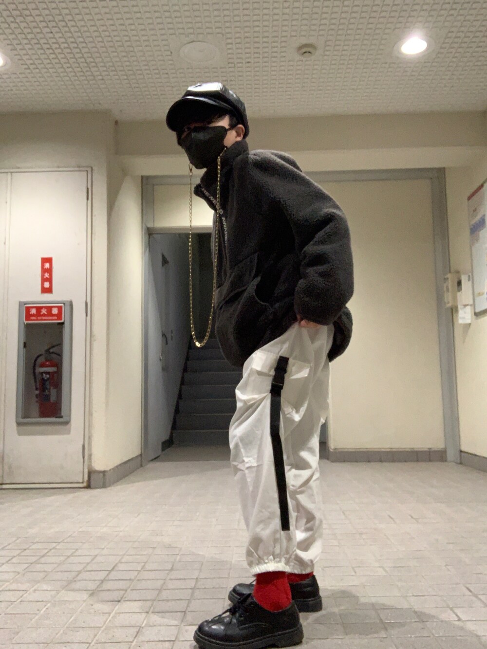 「今日のコーデ、シンプル、ゆるコーデ、リラックススタイル、私の推しブランド、白パンツ、ローファー、古着MIX、レッド、おしゃれさんと繋がりたい、フォローお願いします」｜「H&Mのアイテム（ダッフルコート、ブラック系）」を使った、みっふーさん（メンズ・150cm）の冬コーディネートの1枚目の写真