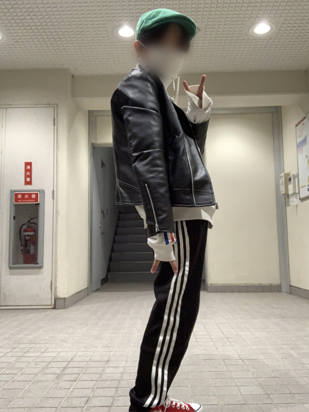「カジュアル、今日のコーデ、メンズファッション、ゆるコーデ、秋冬コーデ、古着コーデ、リラックススタイル、古着MIX、スニーカー、古着好きな人と繋がりたい、converse、adidas」｜「Right-onのアイテム（ライダースジャケット、ブラック系）」を使った、みっふーさん（メンズ・150cm）の冬コーディネートの1枚目の写真