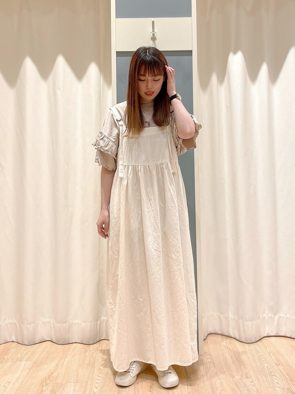 「カジュアル、カジュアルコーデ、ガーリー、カジュアルガーリー、夏コーデ、夏、Tシャツ、袖フリル、ジャンパースカート、ベージュ、サマンサ モスモス(Samansa Mos2)、サマンサモスモス、Samansa Mos2、SM2」｜「Samansa Mos2のピグメント加工袖フリルロゴTシャツ（Tシャツ/カットソー、ベージュ系）」を使った、かわせさん（レディース・154cm）の夏コーディネートの1枚目の写真