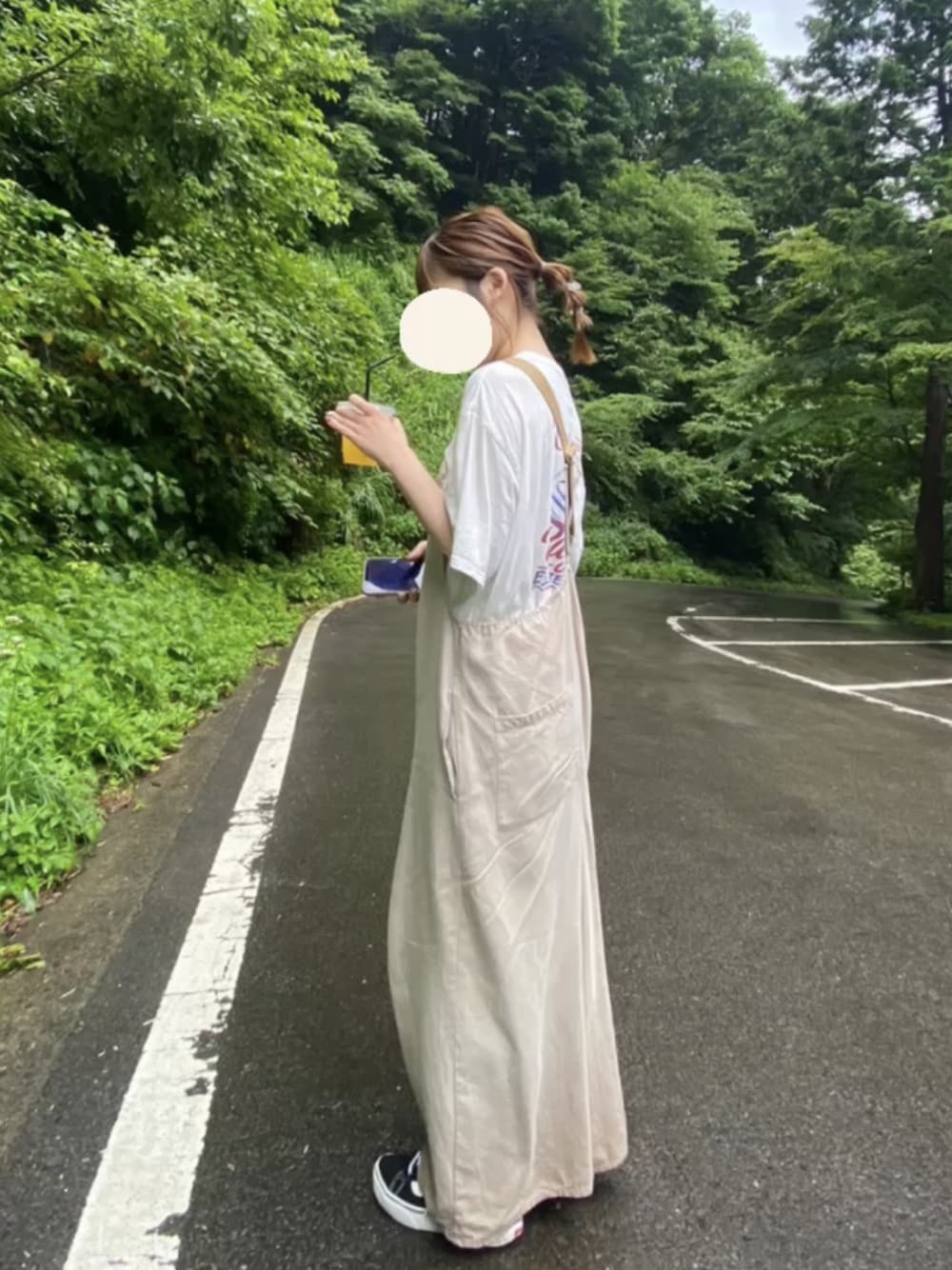 「みんなの白Tフェス、夏コーデ、ラクチンコーデ、オトナカジュアル、カジュアルコーデ、ロゴT、サロペット、休日コーデ、シンプル、Samansa Mos2」｜「Samansa Mos2のキャミサロペット（サロペット/オーバーオール、ベージュ系）」を使った、かわせさん（レディース・154cm）の夏コーディネートの1枚目の写真