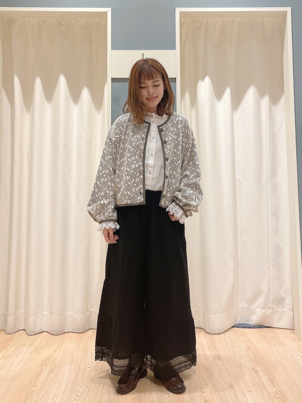 「秋先取りコーデ、秋コーデ、シンプルコーデ、ゆるコーデ、モノトーンコーデ、ガーリー、モノトーン、大人ガーリー、ジャカード、ジャケット、ペチパンツ、kazumiコラボ、サマンサ モスモス(Samansa Mos2)、SM2、Samansa Mos2」｜「Samansa Mos2の花柄カットジャカードジャケット（ノーカラージャケット、ベージュ系）」を使った、かわせさん（レディース・154cm）の夏コーディネートの1枚目の写真