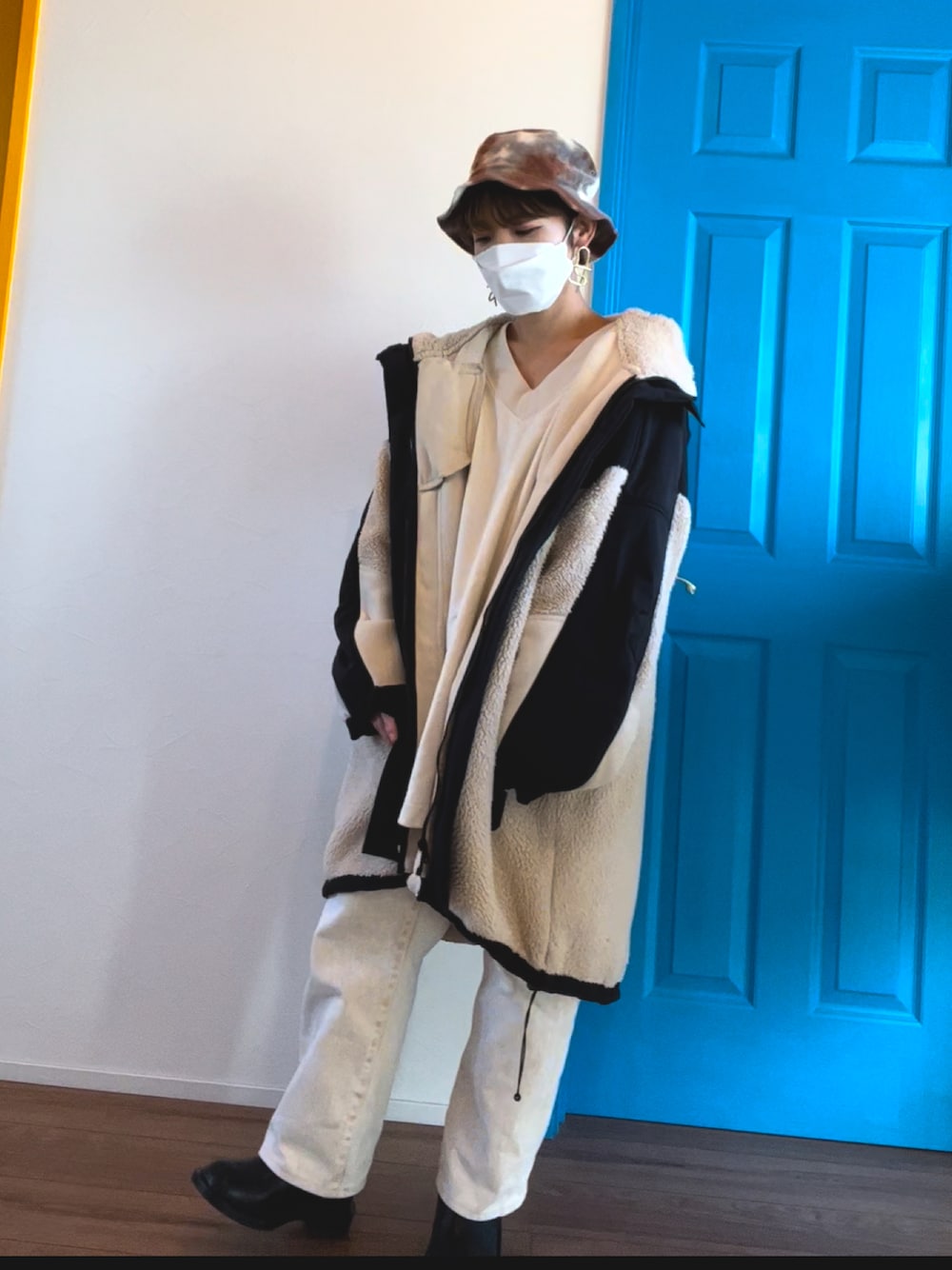 ホワイト系のジャケット/アウター、ホワイト系のデニムパンツ、ブラック系のブーツを着用したレディースの冬コーディネートの1枚目の写真