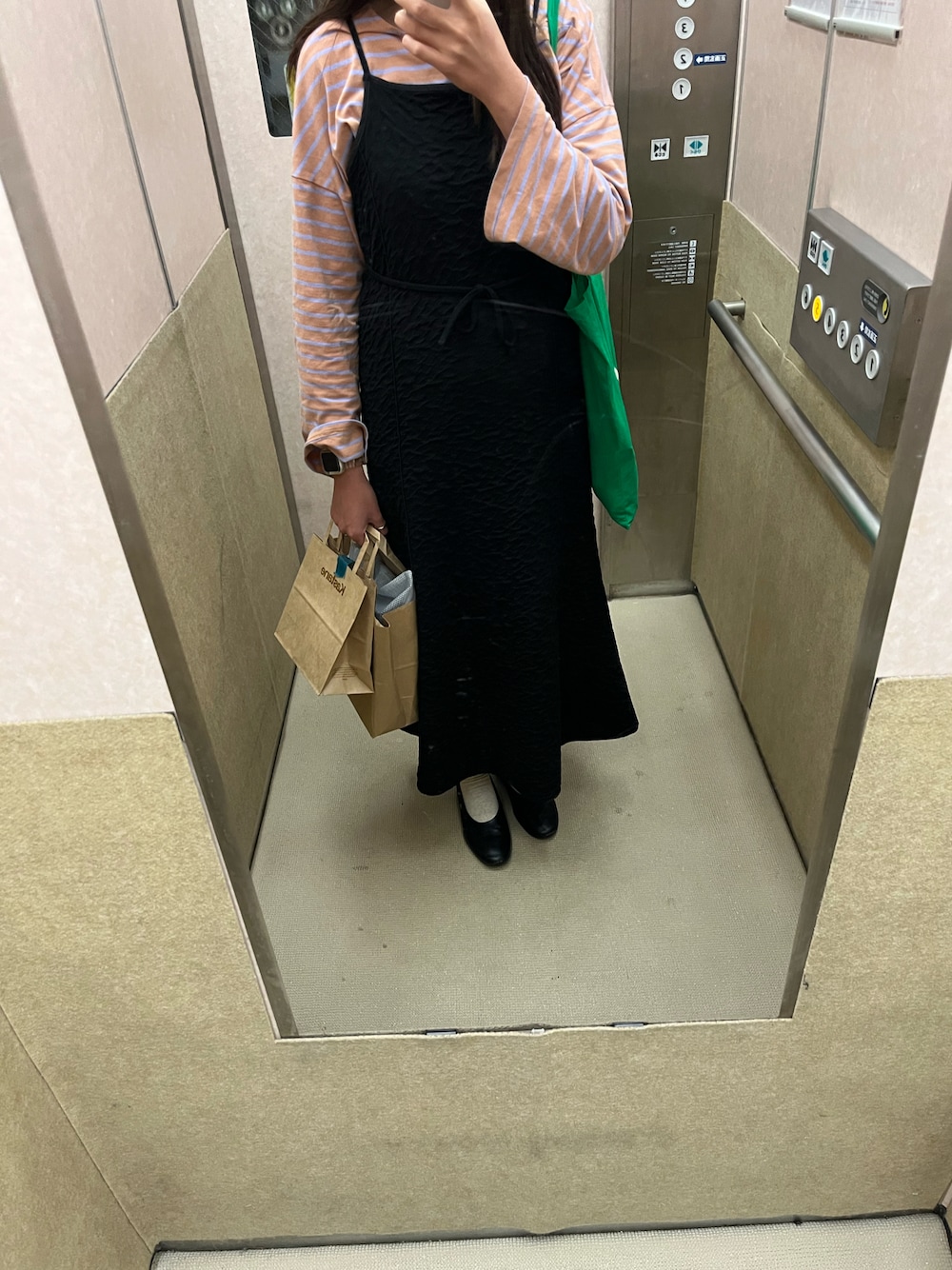 「Kastaneの【WEB限定】カットジャガードメロウキャミワンピース（ワンピース、ブラック系）」を使った、mirinnnnnnさん（レディース・162cm）の秋コーディネートの1枚目の写真