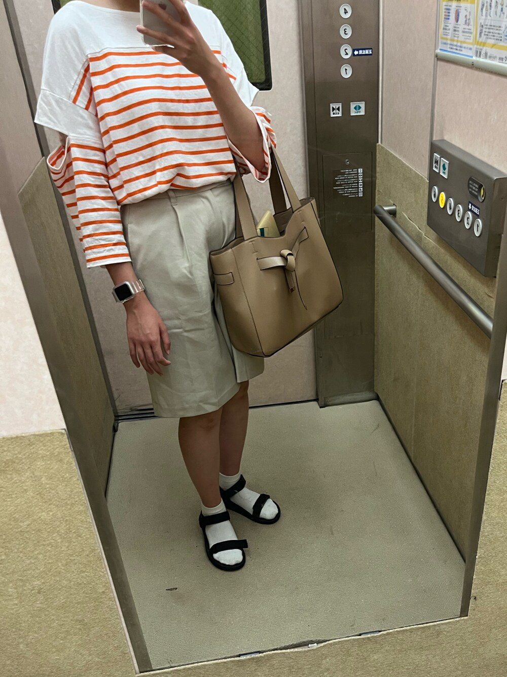 「UNIQLOのアイテム（サンダル、ブラック系）」を使った、mirinnnnnnさん（レディース・163cm）の夏コーディネートの1枚目の写真