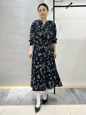 「INDIVI（インディヴィ）の【SETUP可能】モダンフラワー柄キャンディスリーブブラウス（シャツ/ブラウス、ブルー系）」を使った、MAIさん（レディース・160cm）の冬コーディネート