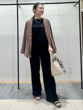 「INDIVI（インディヴィ）の【抗菌防臭／消臭】上品光沢コットンTシャツ（Tシャツ/カットソー、ブラック系）」を使った、MAIさん（レディース・160cm）の春コーディネート