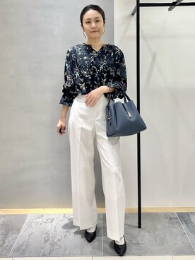 「INDIVI（インディヴィ）の【SETUP可能】モダンフラワー柄キャンディスリーブブラウス（シャツ/ブラウス、ブルー系）」を使った、MAIさん（レディース・160cm）の冬コーディネート