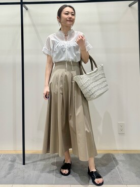 「INDIVI（インディヴィ）の【撥水／UVケア／SETUP可能】軽量マキシ丈タックスカート（スカート、ベージュ系）」を使った、MAIさん（レディース・160cm）の春コーディネート