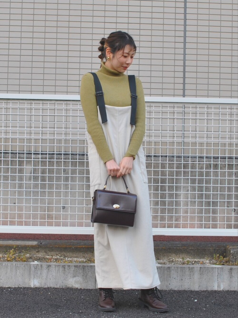 「休日コーデ、オトナカジュアル、しまむら、GRL、コーデュロイスカート、ジャンパースカート、デートスタイル（WOMEN）、大人女子、お洒落さんとつながりたい、プチプラコーデ、今日のコーデ、白、ブーツ、GU、グリーン」｜「RETRO GIRLのアイテム（ショルダーバッグ、ブラウン系）」を使った、nanaさん（レディース・158cm）の冬コーディネートの1枚目の写真