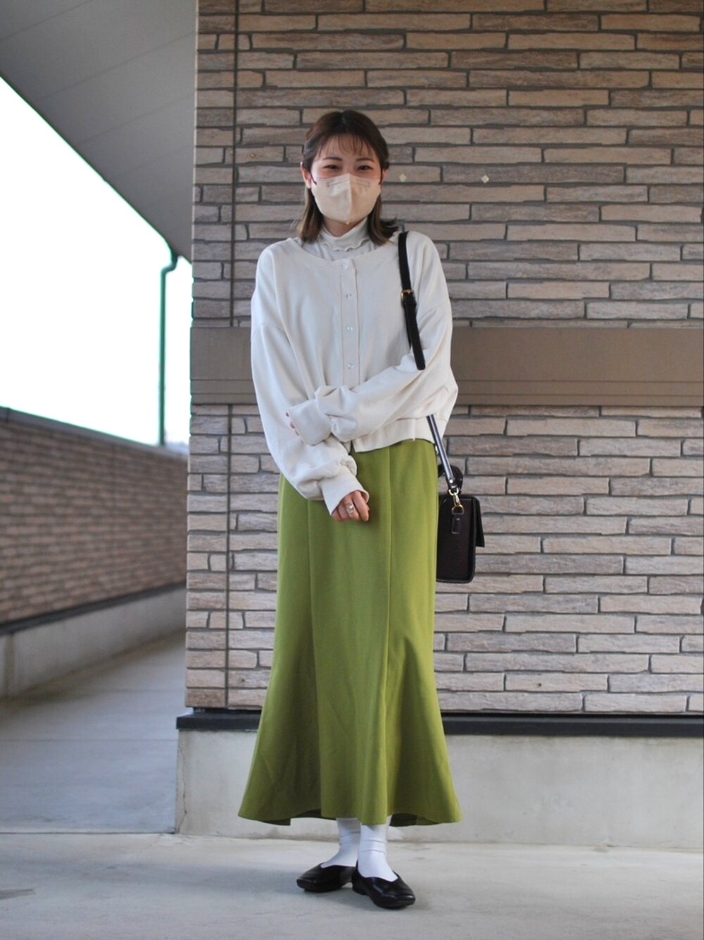 「春コーデ、春服、休日スタイル、キレイめ、春服デビュー宣言、マーメイドスカート、パンプス、ローリーズファーム(LOWRYS FARM)、スウェットカーディガン、カーディガン、レイヤードスタイル、グリーン、ホワイト、デート、オトナ女子」｜「GRLの前後2Wayコットンリングボタンスウェットカーディガン（カーディガン/ボレロ、ホワイト系）」を使った、nanaさん（レディース・158cm）の春コーディネートの1枚目の写真