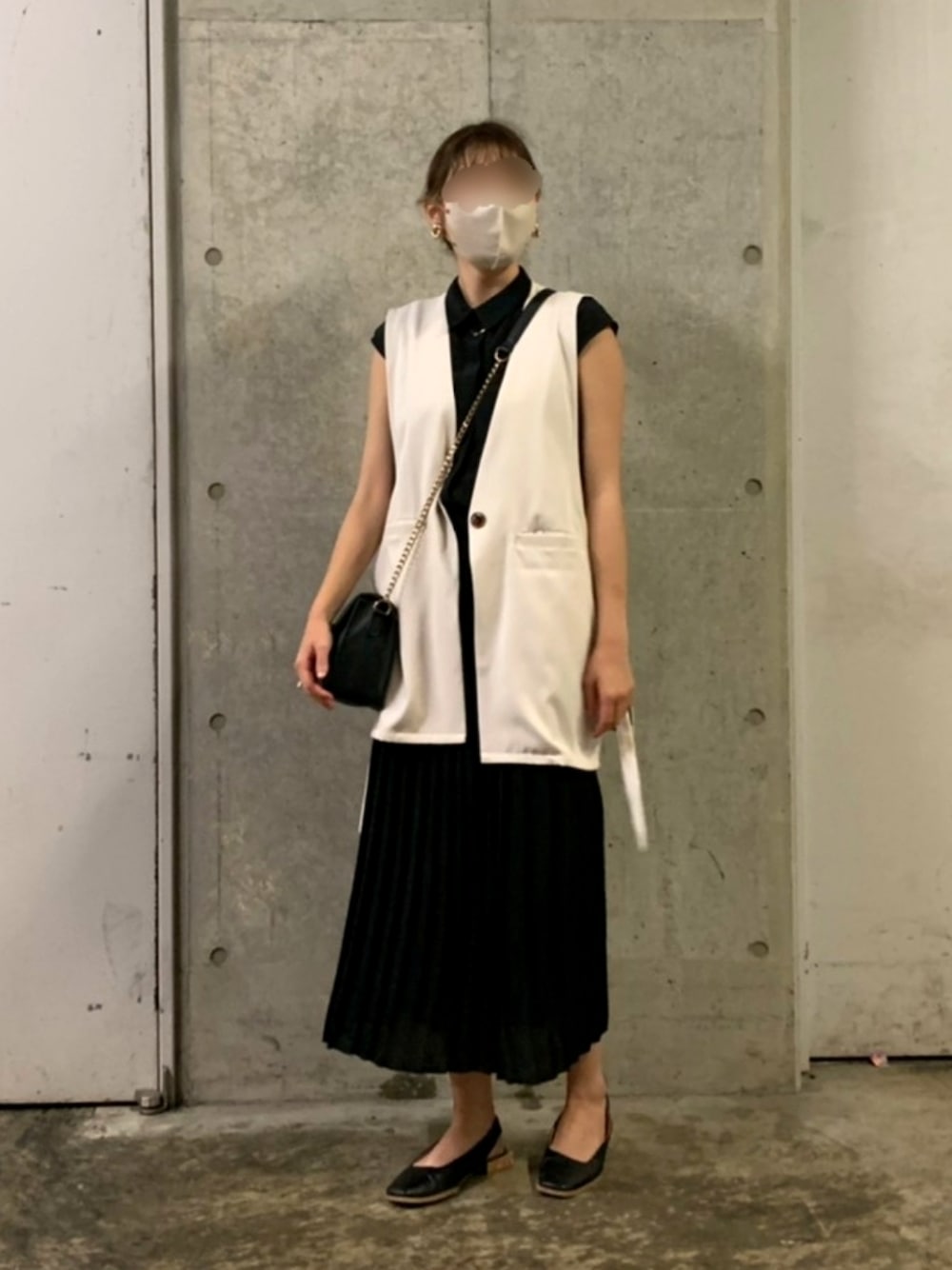 「秋のコーデ、秋服準備はじめました、デート、オトナ女子、オトナキレイめ、きれいめコーディネート、オトナカワイイ、ブラック、ジレ、ブラックコーデ、ブラック×ホワイト」｜「GUのアイテム（サンダル、ブラック系）」を使った、nanaさん（レディース・158cm）の秋コーディネートの1枚目の写真