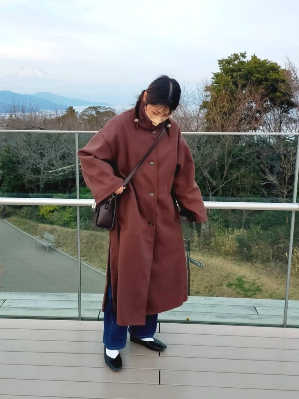 「今日のコーデ、春コーデ、デニム、デニム×白、パンプス×靴下、しまむら、GU、GRL、休日スタイル、ブラウン、オトナ女子、オトナカワイイ、黒パンプス、コート、シンプルコーデ」｜「しまむらのアイテム（チェスターコート、ブラウン系）」を使った、nanaさん（レディース・158cm）の春コーディネートの1枚目の写真