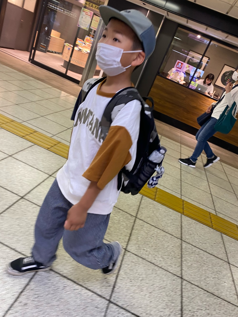 「むすこーで、リュック、西松屋、おとこのこ、8歳」｜「しまむらのアイテム（Tシャツ/カットソー、ホワイト系）」を使った、richika12さん（キッズ・127cm）の春コーディネートの1枚目の写真
