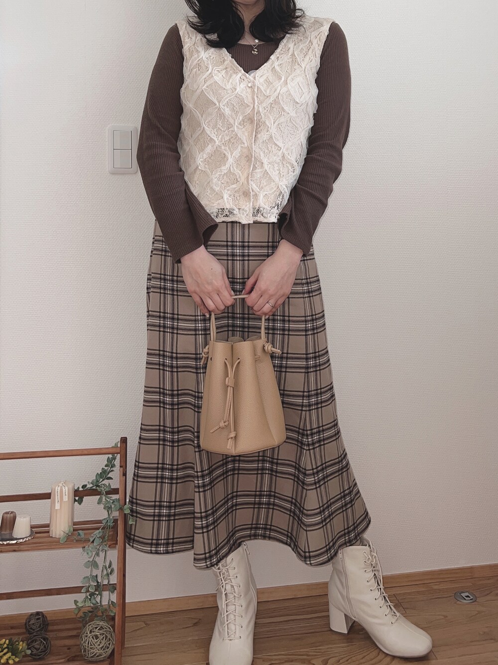 「今日のコーデ、おしゃれさんと繋がりたい、オトナ女子、オトナカジュアル、スカートスタイル、カジュアルコーデ、ベスト、淡色コーデ、ママコーデ、ママファッション、ブラウン、ブラウンコーデ、apresjourclair、しまむら」｜「しまむらのアイテム（Tシャツ/カットソー、ブラウン系）」を使った、kochiiさん（レディース・166cm）の冬コーディネートの1枚目の写真