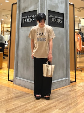 「URBAN RESEARCH DOORS（アーバンリサーチドアーズ）のメタルリングフラットサンダル | トング/ぺたんこ/軽量/きれいめ/カジュアル/夏（サンダル、ブラック系）」を使った、 コヤマ  ヒナタさん（レディース・164cm）の夏コーディネート