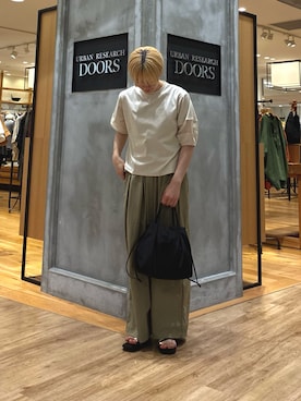 「URBAN RESEARCH DOORS（アーバンリサーチドアーズ）のメタルリングフラットサンダル | トング/ぺたんこ/軽量/きれいめ/カジュアル/夏（サンダル、ブラック系）」を使った、 コヤマ  ヒナタさん（レディース・164cm）の夏コーディネート