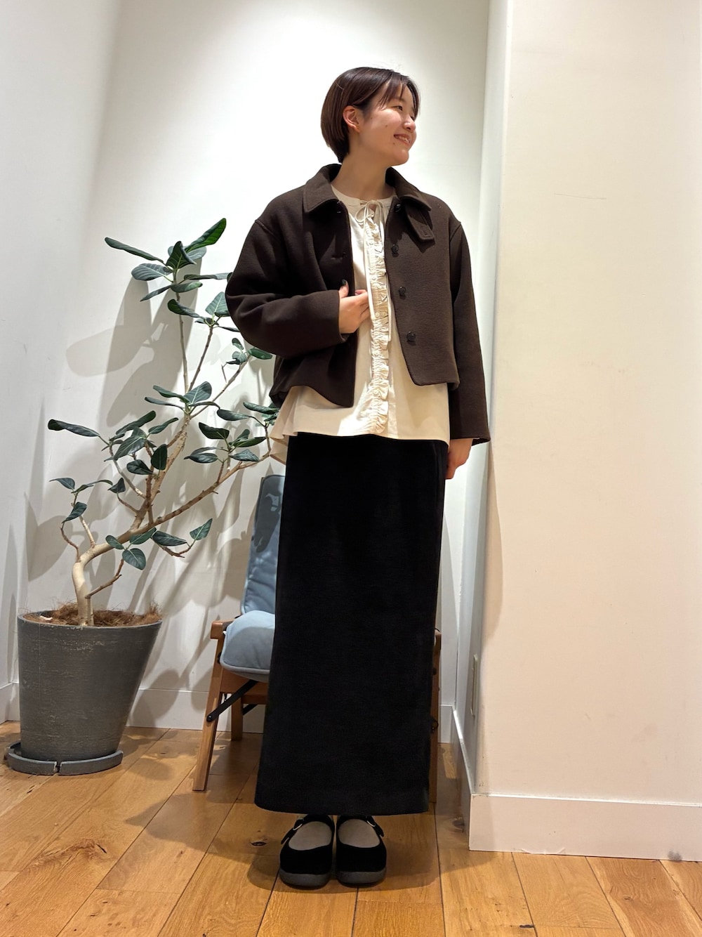 ブラウン系のその他アウター、ベージュ系のシャツ/ブラウス、ブラック系のスカートを着用したレディースの秋コーディネートの1枚目の写真