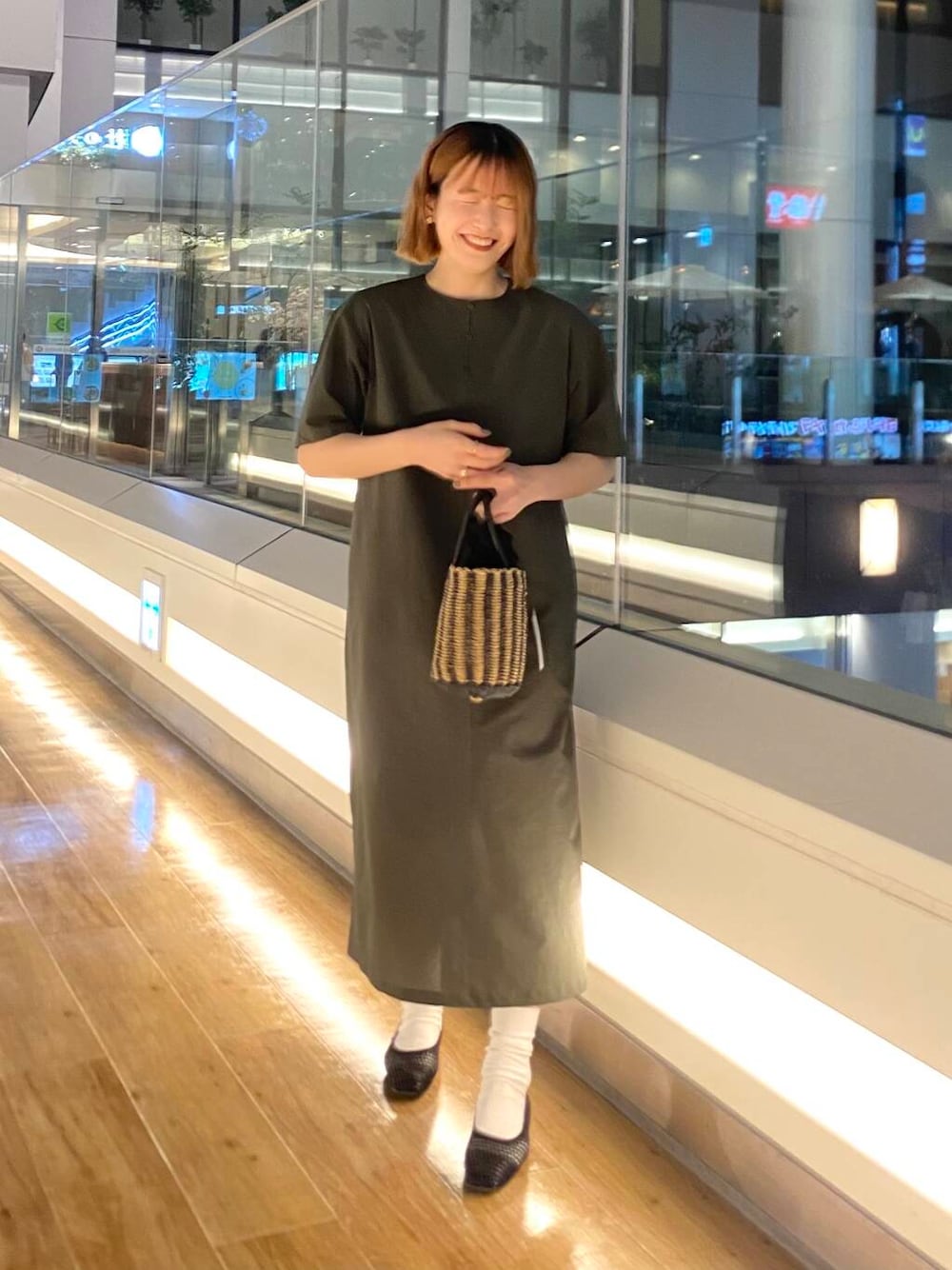 「雨の日コーデ、newarrival、休日スタイル、出勤コーデ、旅行コーデ、夏ワンピース、サンダル×ソックス、手元コーデ、ここでしか手に入らない別注アイテム、私のイチ推しブランド、私のイチ押しブランド、スタッフのこれ買いました、外遊びコーデ、私の推しアイテム、暮らしを楽しむ」｜「URBAN RESEARCH DOORSの巾着カゴバッグ（ハンドバッグ、ブラック系）」を使った、ヒナタさん（レディース・162cm）の春コーディネートの1枚目の写真